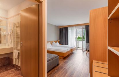 Zweibettzimmer mit Fernseher Hotel Brenner