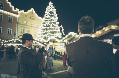 Discover folkloristic traditions at the christmas market of Sterzing