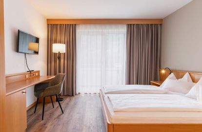 Camera matrimoniale con balcone e tv Hotel Brenner